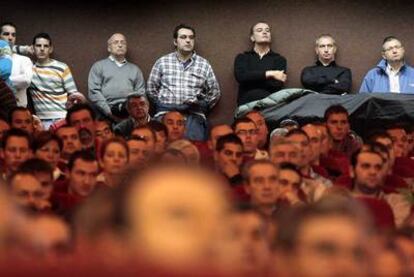 Asamblea de trabajadores de Ford en Almussafes (Valencia).