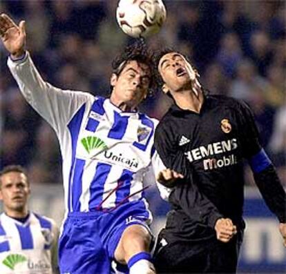 Manu y Raúl luchan por un balón.