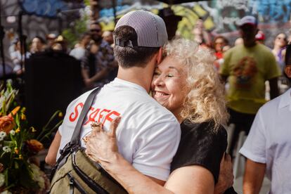 María Antonia Cay, propietaria de Toñita ⁣Caribbean Social Club, baila con Giovanni Gonzalez Carbonell, amigo y cliente asiduo al club. 