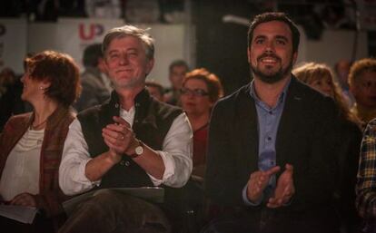 El alcalde de Zaragoza, Pedro Santisteve, ayer en el mitin de IU con Alberto Garzón, candidato a La Moncloa por la coalición.
