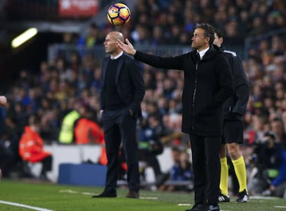 Luis Enrique, entrenador del FC Barcelona, y Zidane, entrenador del Real Madrid, durante el partido.