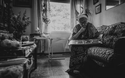 Mujer anciana mirando álbum de fotos. Imagen cedida por Amics de la Gent Gran.