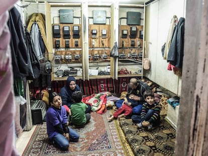 El sirio Ahmed Q, su mujer y sus cinco hijos en su hogar, el cuarto de fusibles del edificio donde trabaja como portero en la norteña ciudad libanesa de Trípoli.