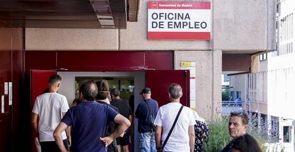 Imagen tomada en julio de 2022 a las puertas de una oficina de empleo en Madrid.