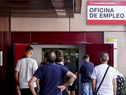 Imagen tomada en julio de 2022 a las puertas de una oficina de empleo en Madrid.