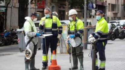 Varios trabajadores en el centro de Barcelona.