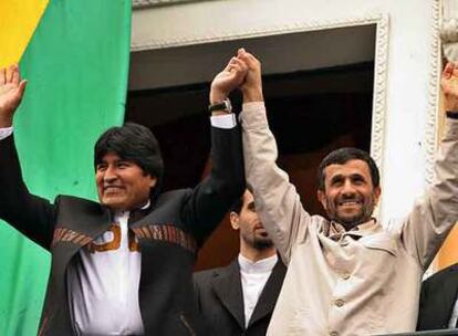 Evo Morales (izquierda) y Mahmud Ahmadineyad saludan desde el balcón presidencial, ayer en La Paz.