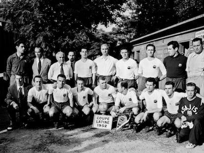 La plantilla del FC Barcelona posa con la equipación blanca tras vencer al Niza por un gol a cero en la final de la Copa Latina en 1952.