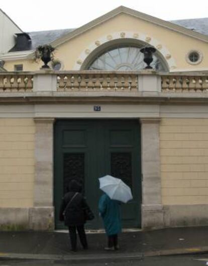 Vista de la entrada del palacete del actor francés Gerard Depardieu en el barrio de Saint-Germain-des-Prés en París, Francia.