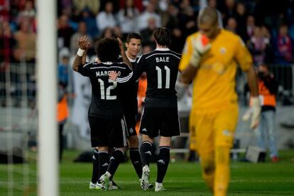 Marcelo y Bale felicitan a Cristiano Ronaldo ante Rub&eacute;n, desolado tras el cuarto tanto del Real Madrid