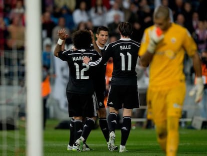 Marcelo y Bale felicitan a Cristiano Ronaldo ante Rub&eacute;n, desolado tras el cuarto tanto del Real Madrid