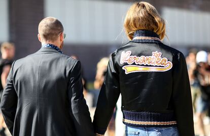 El combo formado por Justin O'shea y Veronika Heilbrunner lidera todas las sesiones de street style que se precien. En la imagen ella luce una beisbolera con su nombre en la espalda.