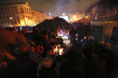 Miles de personas permanecen la plaza de la Independencia (Maidán), el núcleo de las protestas que comenzaron hace tres meses, después de que el presidente de Ucrania, Víktor Yanukóvich, renunciara a firmar un tratado de asociación con la Unión Europea.