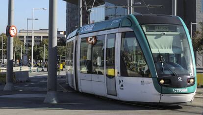 El tranv&iacute;a de Barcelona, en la plaza de las Gl&ograve;ries.