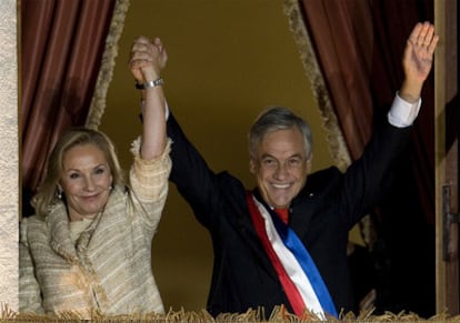 Sebastían Piñera, nuevo presidente de Chile, saluda a su pueblo tras su primer mensaje en el balcón de la Casa de la Moneda