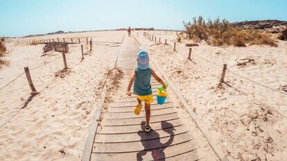 Un niño corre en la playa de Pula, al sur de la isla italiana de Cerdeña.