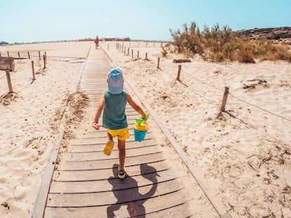 Un niño corre en la playa de Pula, al sur de la isla italiana de Cerdeña.
