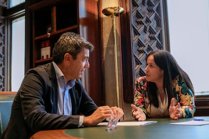 El presidente de la Comunidad Valenciana, Carlos Mazón, conversa con la alcaldesa de Catarroja, Lorena Silvent, este miércoles en el Palau de la Generalitat. 