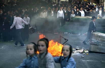 Manifestación de judíos ultra-ortodoxos en contra del servicio militar obligatorio, en el barrio de Mea Sharim de Jerusalén.