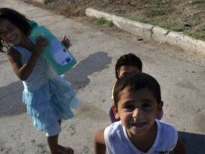 Niños en un asentamiento gitano al norte de Atenas.