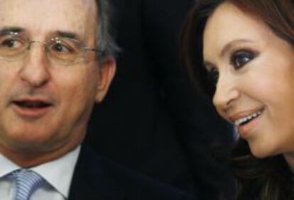 El presidente de Repsol, Antonio Brufau, con la presidenta argentina, Cristina Fern&aacute;ndez de Kirchner, en una imagen de 2007.