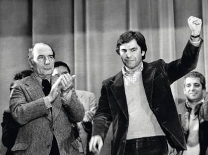 Felipe González en 1977, aplaudido por otro ‘veterano’ como François Miterrand.