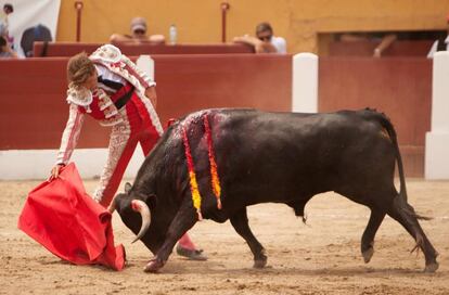 El novillero francés Maxime Solera, en un muletazo con la mano derecha.