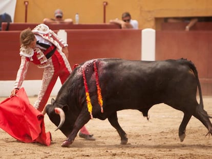 El novillero francés Maxime Solera, en un muletazo con la mano derecha.