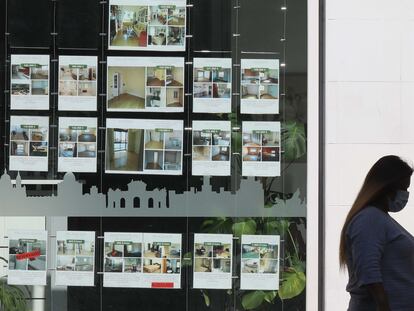Anuncios de venta y alquiler de vivienda en una inmobiliaria de Madrid, el pasado noviembre.