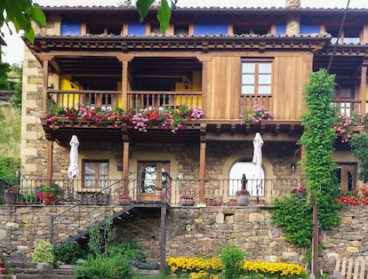 Fachada de la Posada El Azufral, en Liébana (Cantabria).