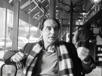 El escritor Italo Calvino en París, en 1974.