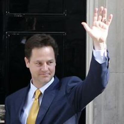 El primer ministro británico, David Cameron, junto con el líder de los liberales Nick Clegg