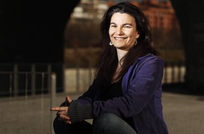 Silvia Melero, periodista y escritora, posa en Madrid Rio en el Puente de Toledo.