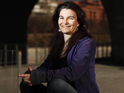 Silvia Melero, periodista y escritora, posa en Madrid Rio en el Puente de Toledo.