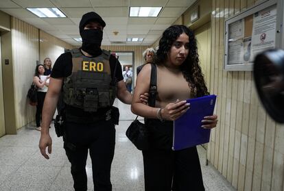 Migrante detenida en el juzgado Federal Plaza, en Nueva York, en junio de 2025.
