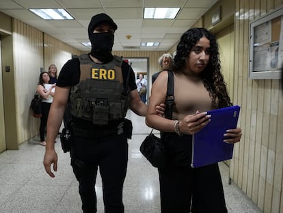 Migrante detenida en el juzgado Federal Plaza, en Nueva York, en junio de 2025.