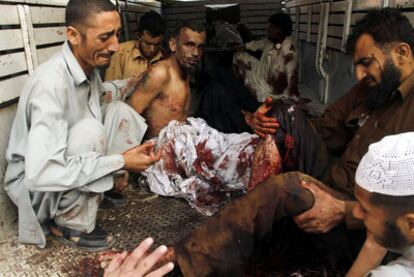 Un grupo de heridos en el atentado suicida es trasladado a un hospital de Peshawar.
