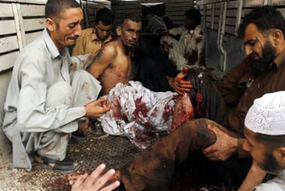 Un grupo de heridos en el atentado suicida es trasladado a un hospital de Peshawar.