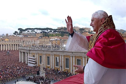 El enjuto cardenal alemán, que acaba de cumplir 78 años, ha salido al balcón de la Basílica de San Pedro para saludar a los files e impartir la bendición <i>Urbi et orbi</i> (a la ciudad y al mundo). Las primeras palabras de Benedicto XVI, europeo como Juan Pablo II pero no italiano, han sido en este idioma: "Queridos hermanos, después del gran Papa Juan Pablo II, los señores cardenales me han elegido a mí, un simple y humilde trabajador de la viña del Señor".