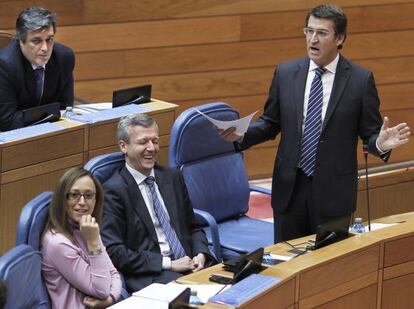 Feij&oacute;o junto a Rueda, la conselleira Elena Mu&ntilde;oz y Puy, en la segunda fila. 