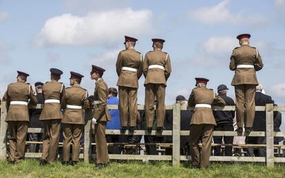Soldados de la Artilleria Real observan las actividades con motivo de la celebración de su tercer centenario en Larkhill (Reino Unido).
