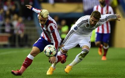 Griezmann y Ramos pelean por la pelota.