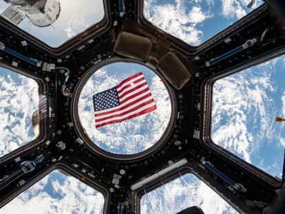 A bandeira norte-americana na Estação Espacial Internacional