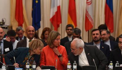 Representantes de la UE junto al ministro de Asuntos Exteriores de Irán, Mohammad Javad Zarif, en una reunión este viernes en el Palacio Coburgo en Viena.