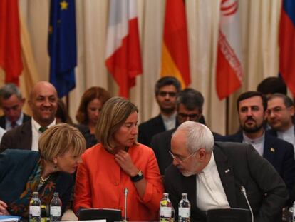 Representantes de la UE junto al ministro de Asuntos Exteriores de Irán, Mohammad Javad Zarif, en una reunión este viernes en el Palacio Coburgo en Viena.