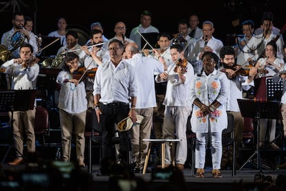 Una orquesta de músicos toca para Gustavo Petro y Francia Márquez, durante un evento presidencial en Riohacha (La Guajira), el 29 de junio de 2023.