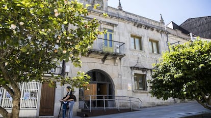 La Casa da Xuventude de Cangas do Morrazo, que antes era el Ayuntamiento, en la calle Real.