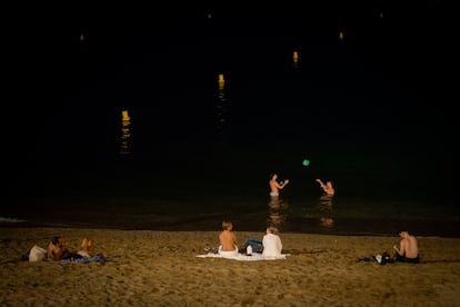 Un grupo de personas en la playa de la Barceloneta este mes de agosto.