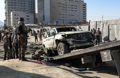 Estado en el que ha quedado el coche del vicegobernador de Kabul tras el atentado que le ha costado la vida este martes.