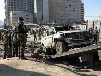 Estado en que quedó el coche del vicegobernador de Kabul tras un atentado con bomba lapa el pasado diciembre.